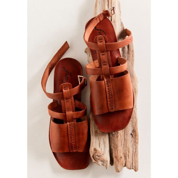 Free People Shoes - 🎉LAST CHANCE🎉 FREE PEOPLE Long Weekend Sandals / Tan